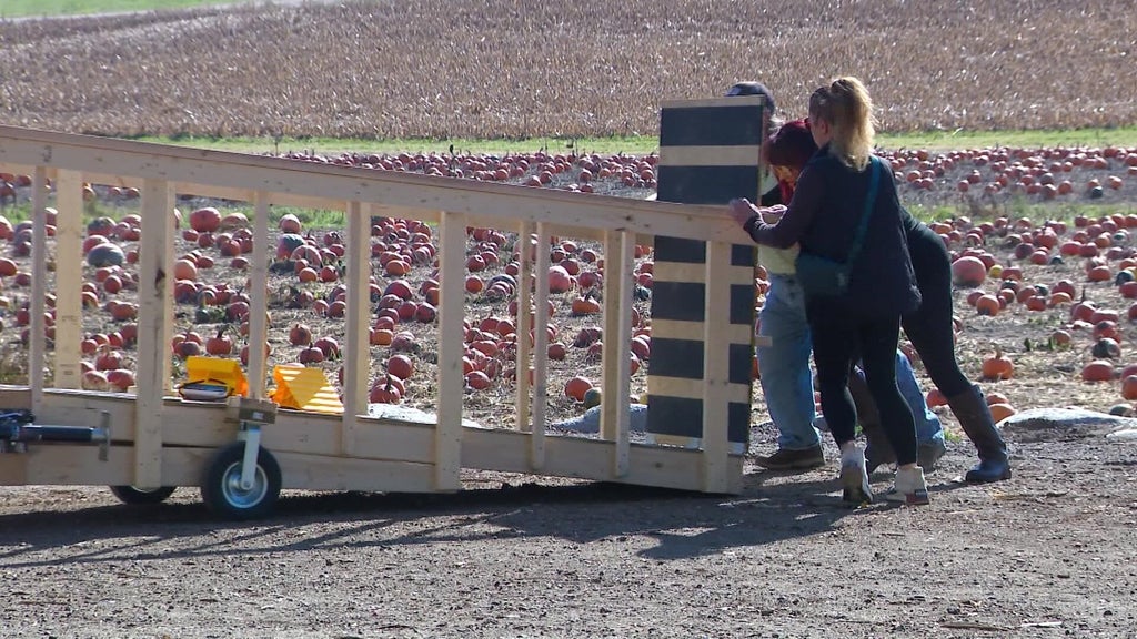 Farmington farm installs ramp to make hayride accessible to people who use wheelchairs — WCCO — Gopher, Land O' Lakes Sports news