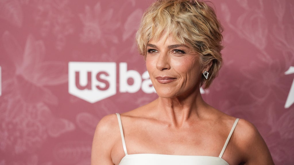 Actress Selma Blair arrested after allegedly biting flight attendant, being restrained on flight from LAX to JFK, source says — CBS Bay Area (KPIX), Land O' Lakes Health news
