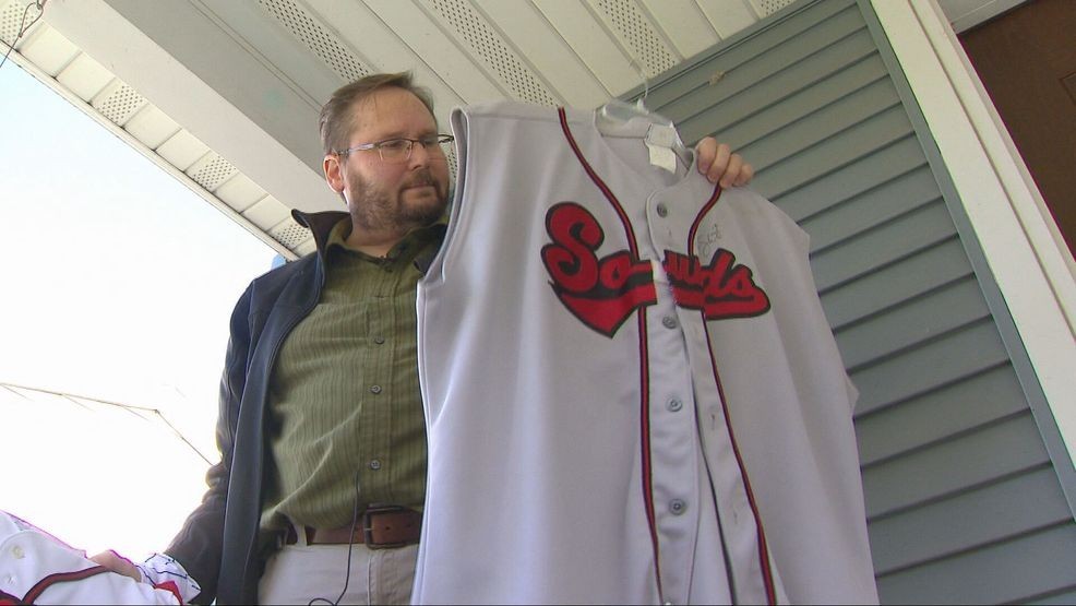 Brewers fan makes long drive from Wisconsin to Tampa Bay for Game 3 — Fox 11 Green Bay Local, Land O' Lakes Sports news